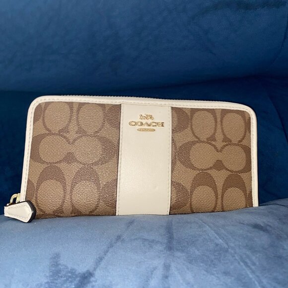 COACH wallet - Picture 1 of 3